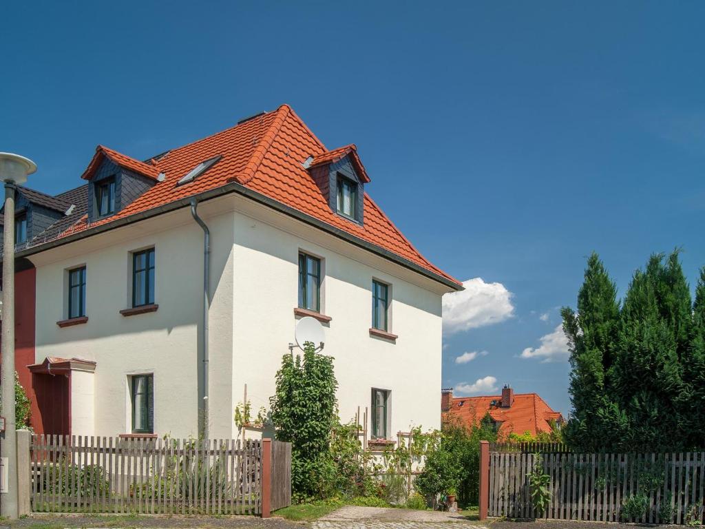 uma casa branca com um telhado laranja em Gastezimmer Richter em Dresden