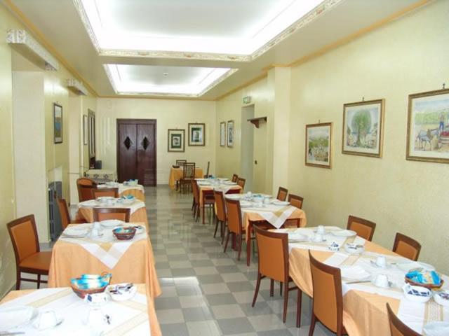 une salle à manger avec des tables et des chaises dans un restaurant dans l'établissement Hotel Villa Archirafi, à Palerme