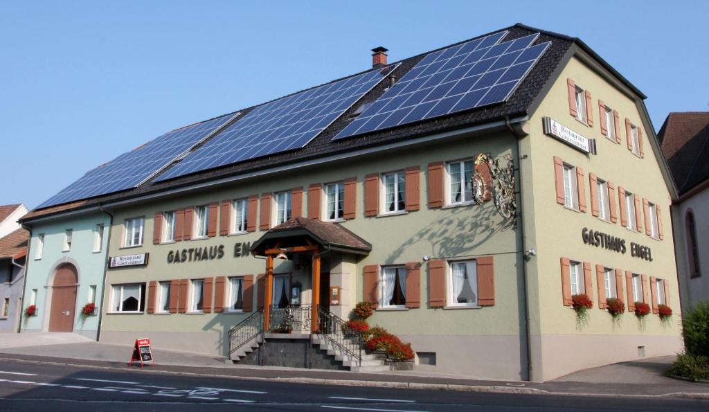 un edificio con paneles solares en el techo en Hotel-Gasthaus Engel Luttingen, en Laufenburg