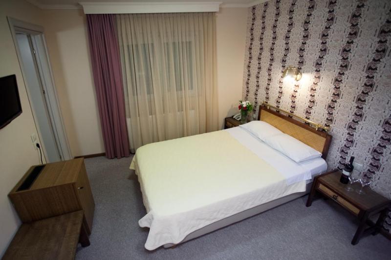 Postel nebo postele na pokoji v ubytování Olympos Hotel