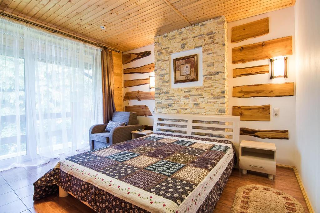タターリウにあるPid Khomiakomの石壁のベッドルーム1室(ベッド1台付)