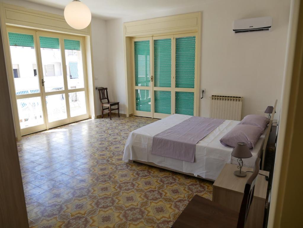 ガリポリにあるB&B Ariostoの窓付きのベッドルーム1室(大型ベッド1台付)