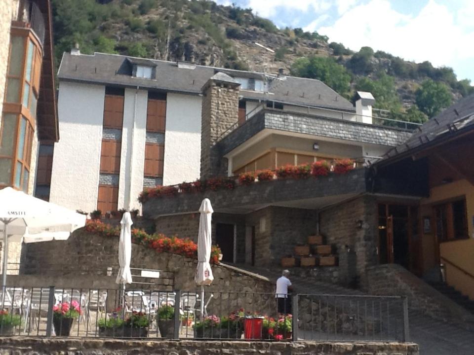 Nespecifikovaný výhled na hory nebo výhled na hory při pohledu z hotelu