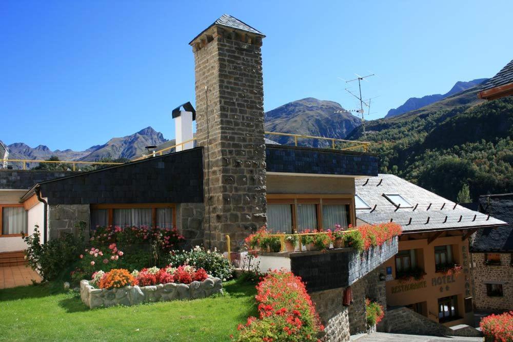 a house with flowers on the side of it at Hotel Escalar in Panticosa