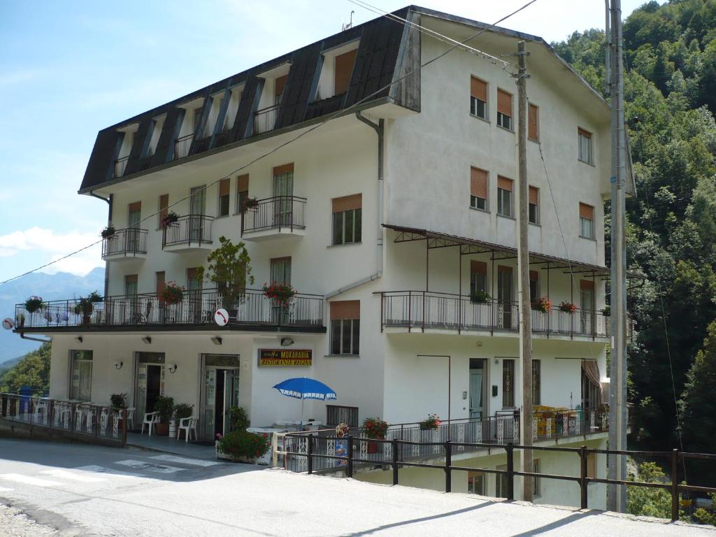 a building on the side of the road at Albergo Ristorante Regina in Bognanco