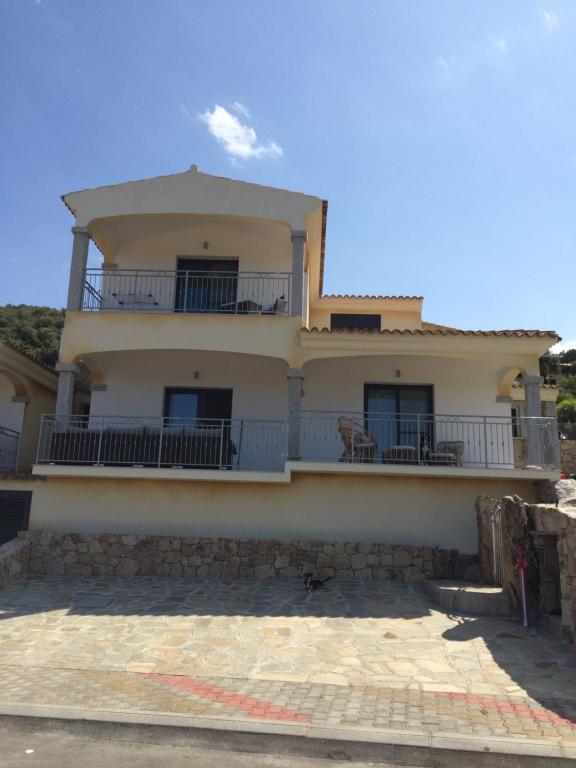 una grande casa bianca con balcone di Casa Hermosa a Budoni