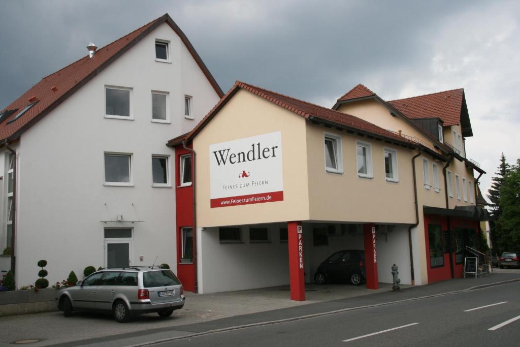 um carro estacionado em frente a um edifício em Wendlers Ferienwohnungen #1 #4 #5 #6 em Behringersdorf