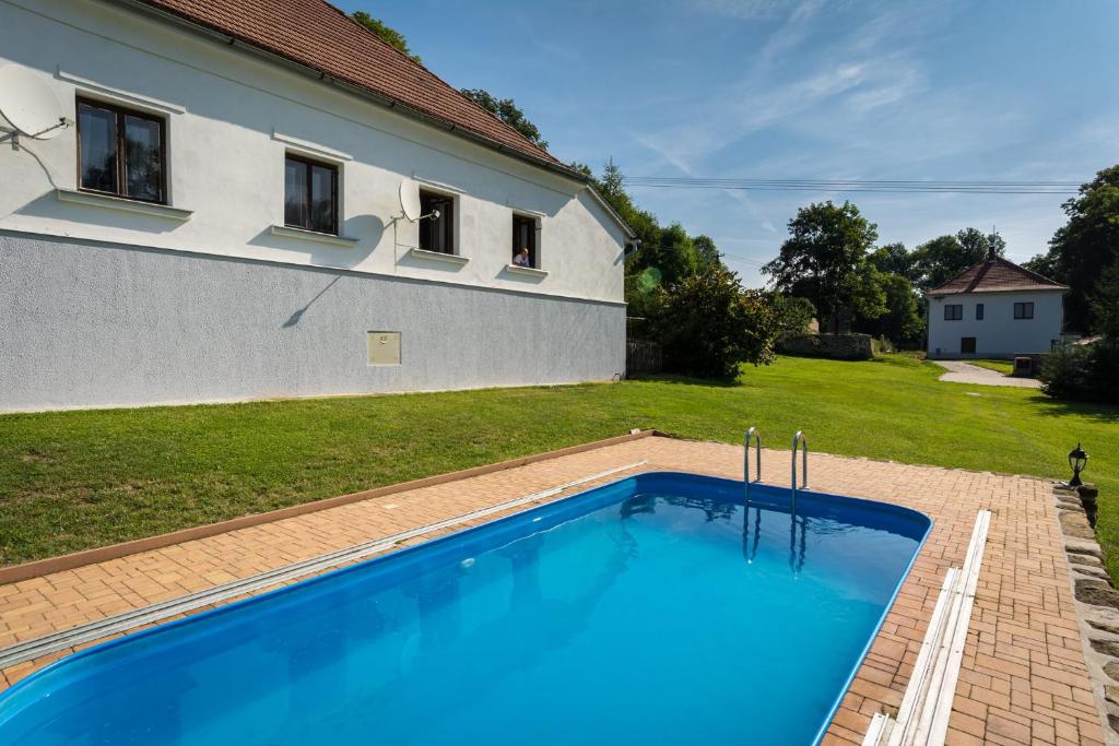 Holiday home in Bezděkov/Chotěbor 1393 tesisinde veya buraya yakın yüzme havuzu
