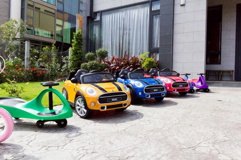 una fila de coches de juguete estacionados frente a un edificio en Flower B & B en Dongshan