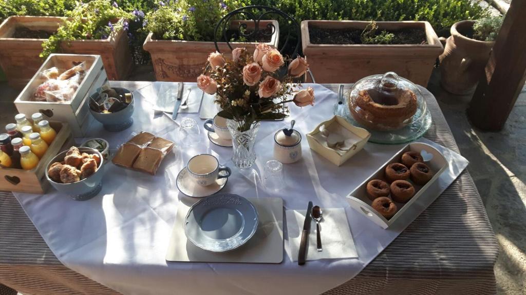 una mesa con pastas y otros alimentos. en Bed And Bikers en Riano