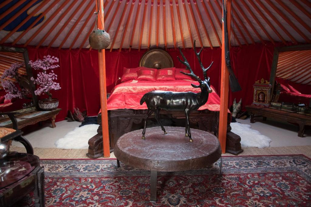 エーグルにあるCrazy Lounge BnBのベッド付きの部屋の鹿像