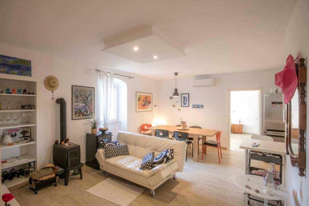 - un salon avec un canapé et une table dans l'établissement Season4All Apartments, à Mali Lošinj
