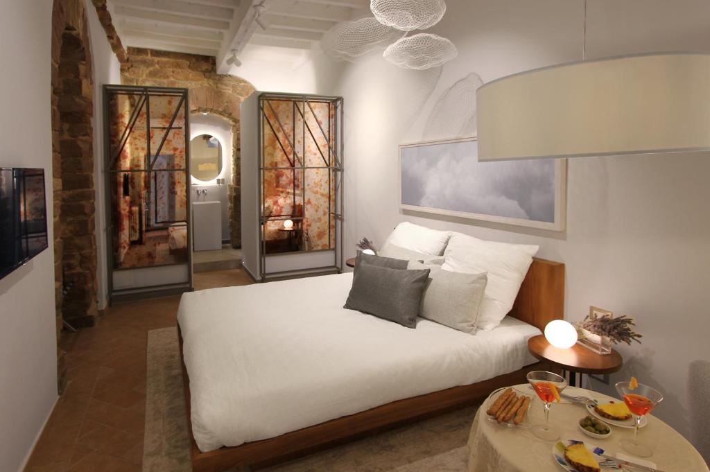 een slaapkamer met een groot wit bed en 2 tafels bij Casa Thiele alla Signoria in Florence