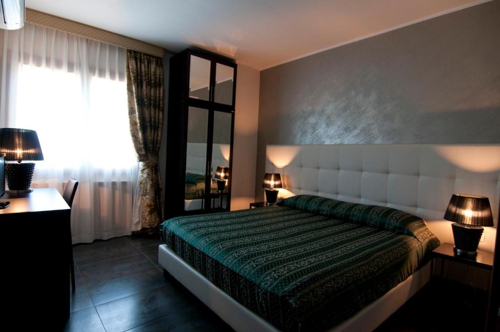 Postel nebo postele na pokoji v ubytování Queen Hotel
