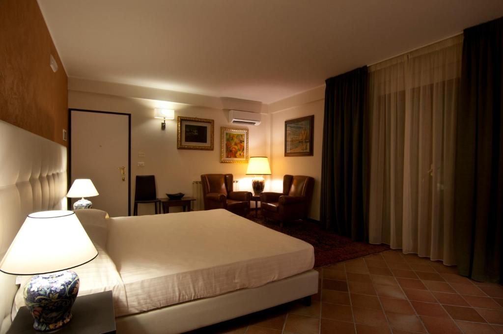 Postel nebo postele na pokoji v ubytování Queen Hotel
