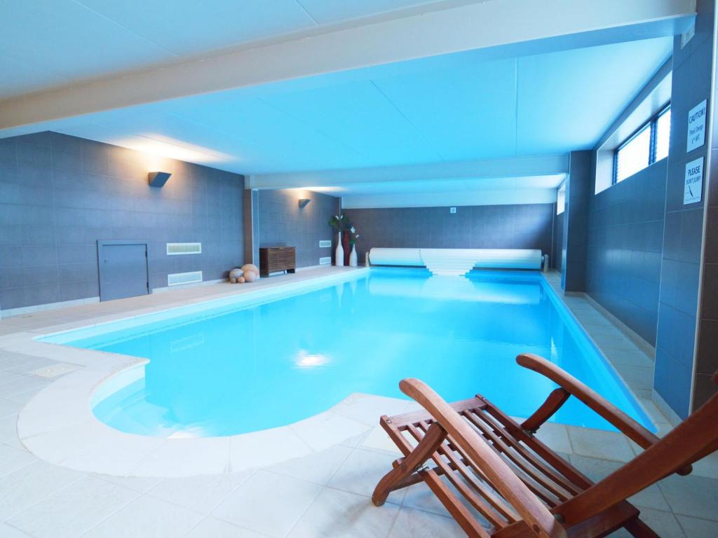 Swimming pool sa o malapit sa Luxurious Holiday Home in Profondeville Ardennes