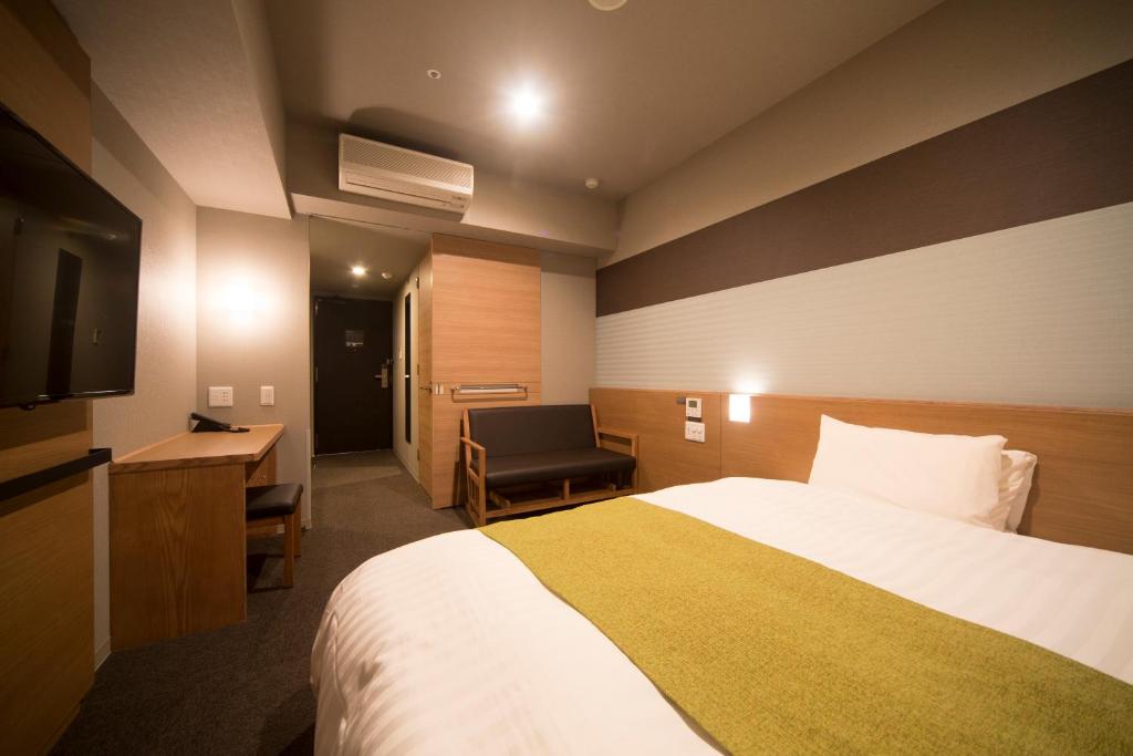 Postel nebo postele na pokoji v ubytování Dormy Inn Izumo