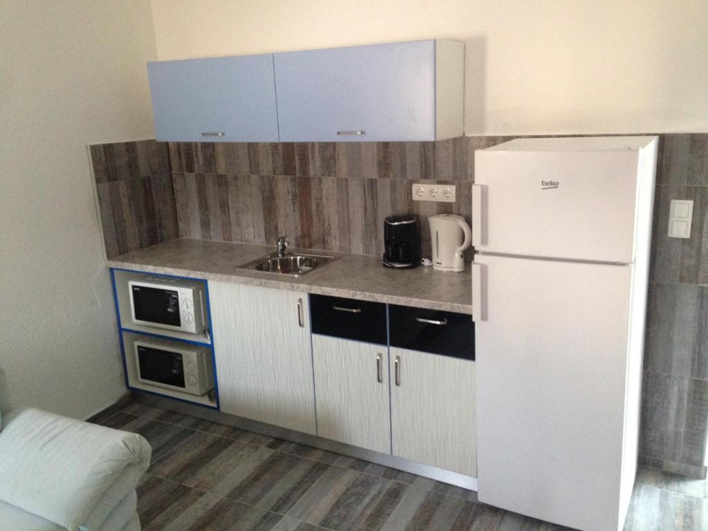 Kuchyň nebo kuchyňský kout v ubytování Chill Out Beach Apartments