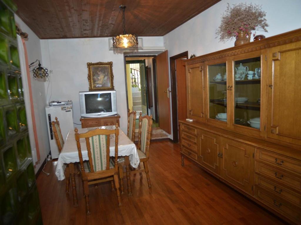Televízia a/alebo spoločenská miestnosť v ubytovaní Apartment Kukljica 5