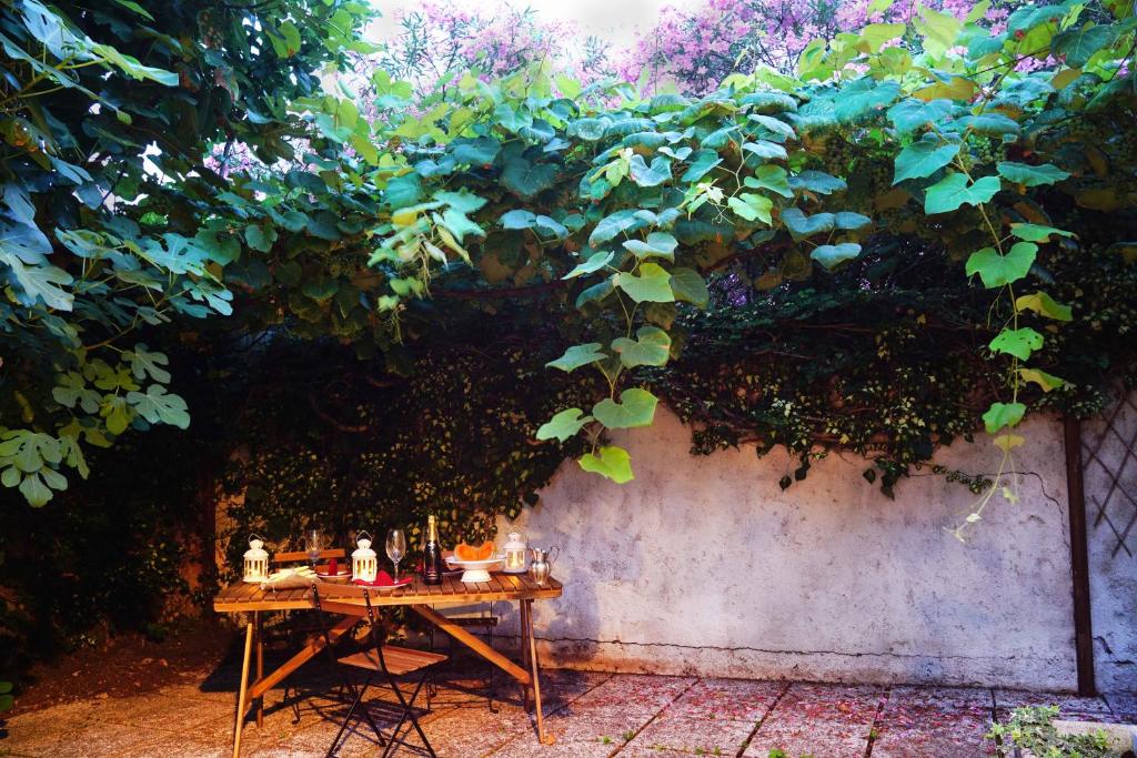 ヴェネツィアにあるLa Maisonette et son Jardinの木の壁前のテーブル