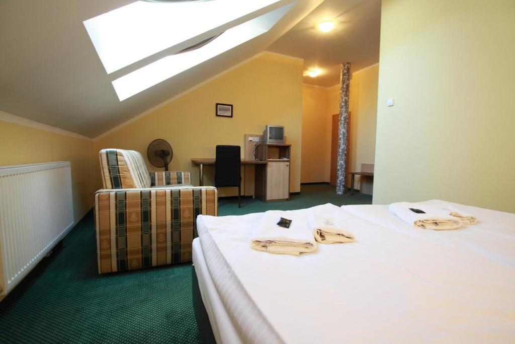 Postel nebo postele na pokoji v ubytování Hotel U Divadla