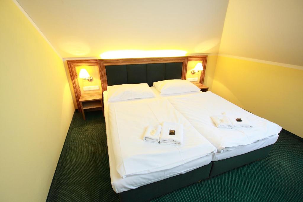 Postel nebo postele na pokoji v ubytování Hotel U Divadla
