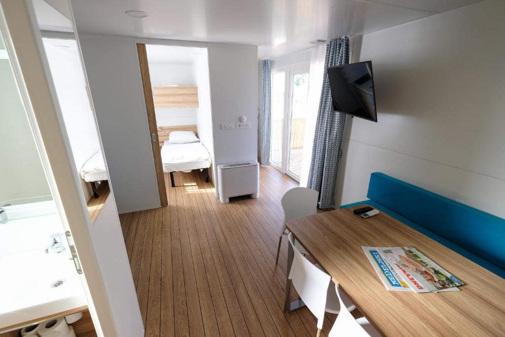 TV a/nebo společenská místnost v ubytování Terme Village - Mobile Homes