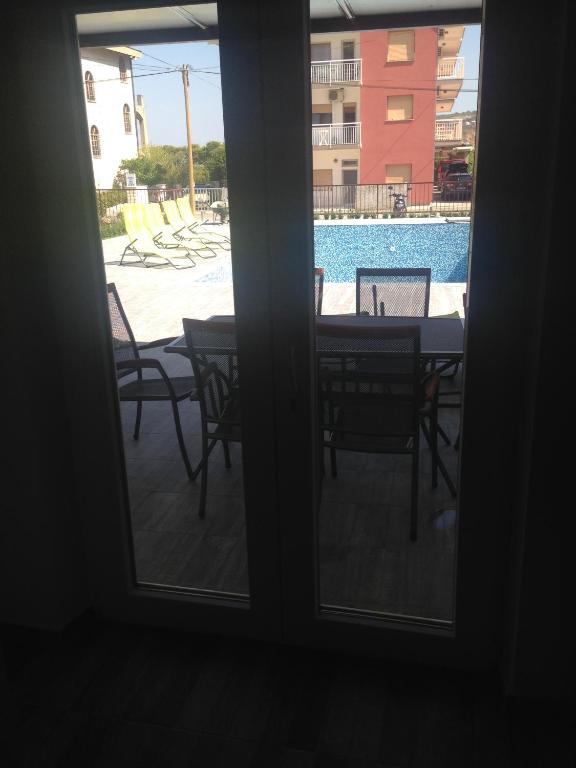 Bazén v ubytování Chill Out Beach Apartments nebo v jeho okolí