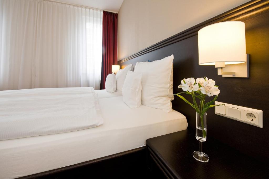 Postel nebo postele na pokoji v ubytování Göbel's Sophien Hotel