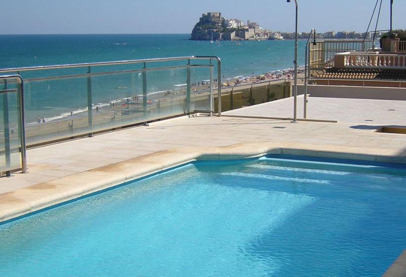 una piscina con la playa de fondo en Apartamento con aire acondicionado en 1ª linea de playa edificio Molí de Vent, en Peñíscola