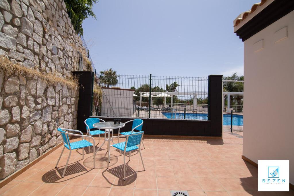 Bazén v ubytovaní Apartamentos Seven Village alebo v jeho blízkosti