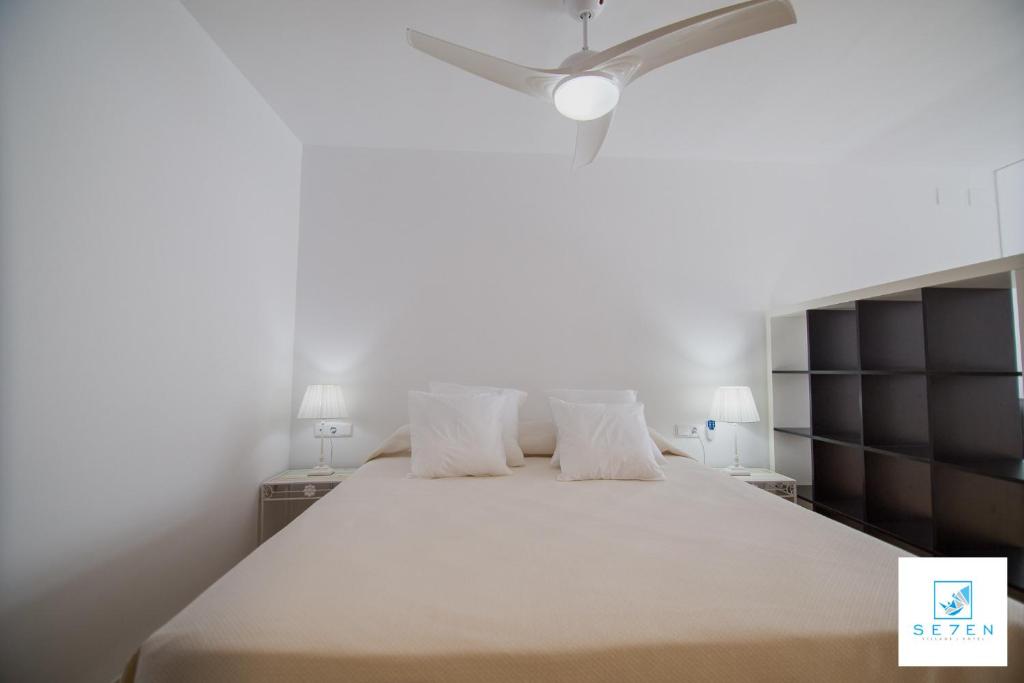 Posteľ alebo postele v izbe v ubytovaní Apartamentos Seven Village