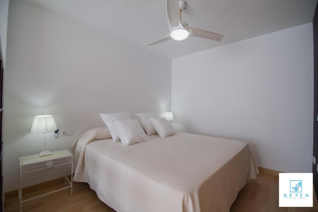 Posteľ alebo postele v izbe v ubytovaní Apartamentos Seven Village