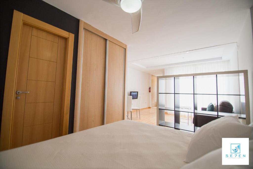 Posteľ alebo postele v izbe v ubytovaní Apartamentos Seven Village