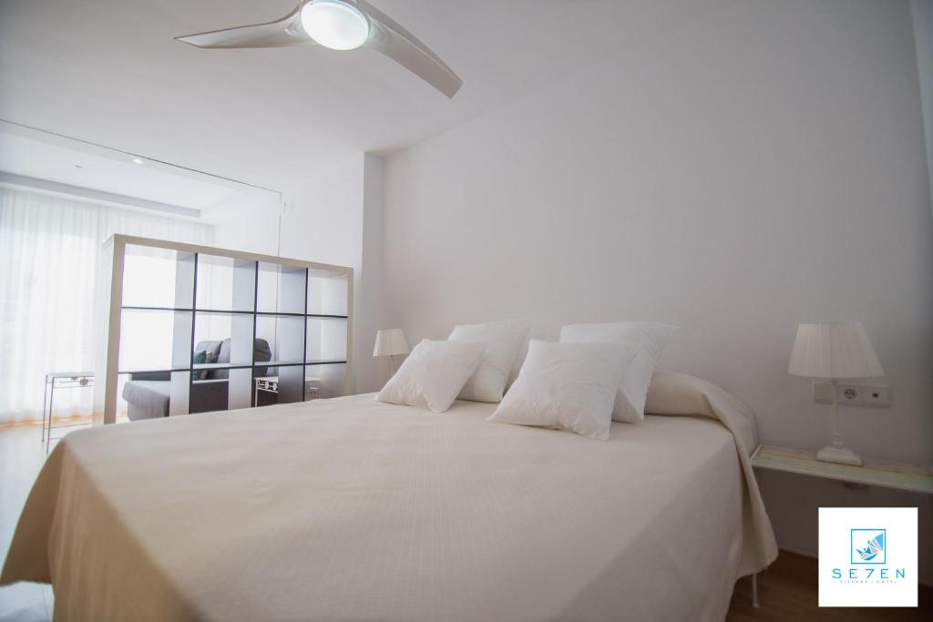 Posteľ alebo postele v izbe v ubytovaní Apartamentos Seven Village