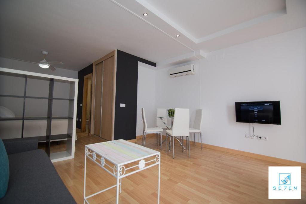 Televízia a/alebo spoločenská miestnosť v ubytovaní Apartamentos Seven Village