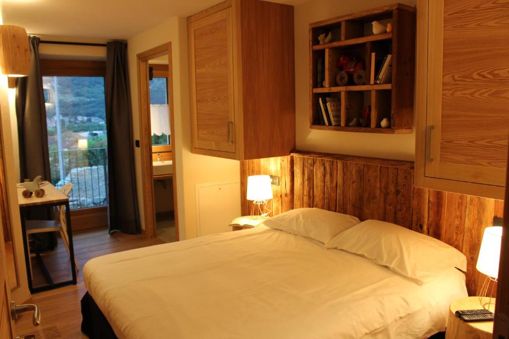 ニュスにあるB&B Le jardin de Pierreのベッドルーム(白いベッド1台、窓付)