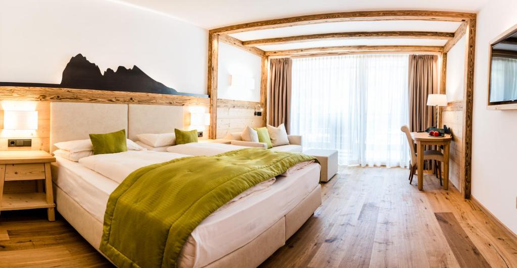 Postel nebo postele na pokoji v ubytování Vitalhotel Dosses
