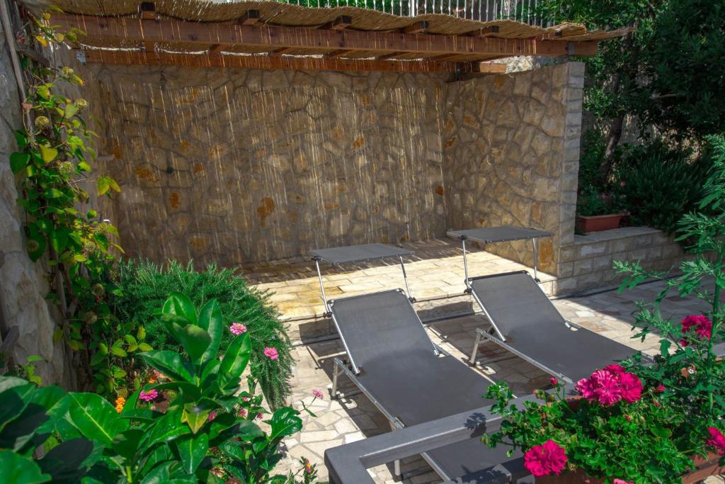 Vonkajšia záhrada v ubytovaní Apartment in Okrug Gornji with 1