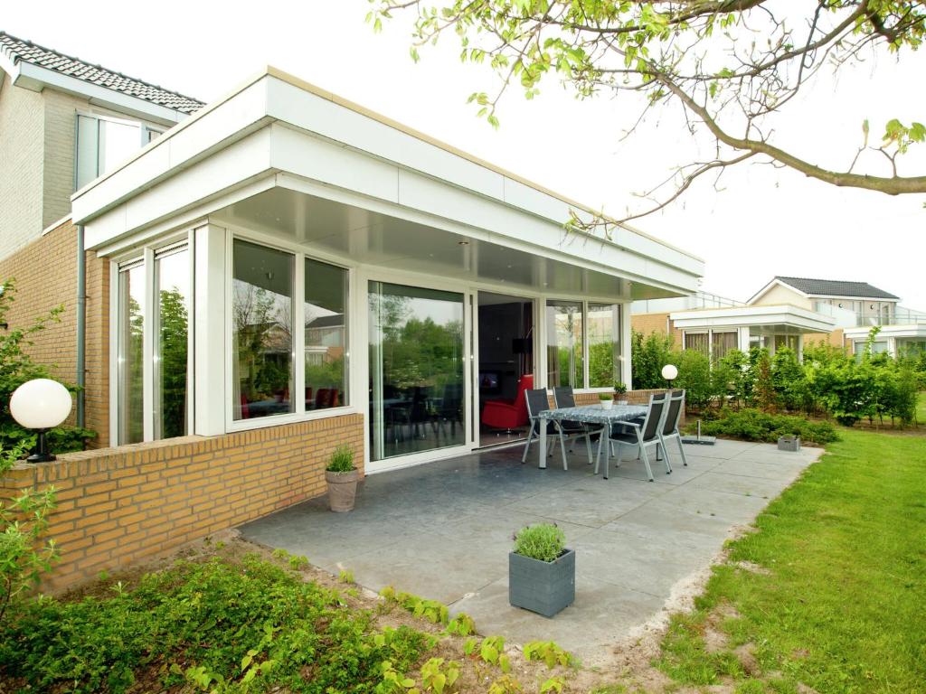 Afbeelding uit fotogalerij van Spacious house with a dishwasher, located in a wetland area in Heel