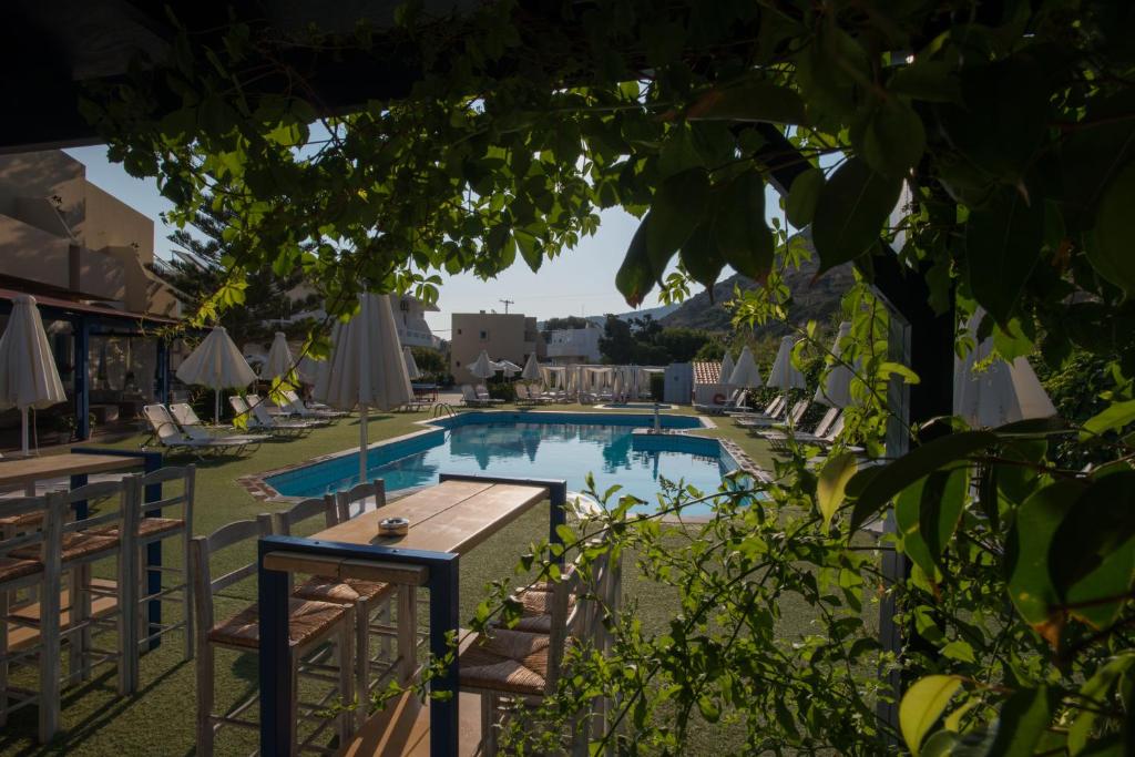 Bazén v ubytování Fragiskos Hotel nebo v jeho okolí
