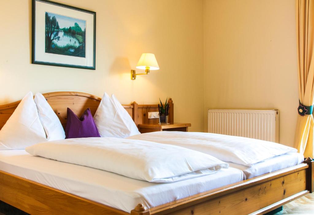 Postel nebo postele na pokoji v ubytování Landhotel Drei Eichen