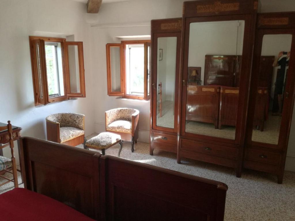 Marano sul PanaroにあるLa Furbera B&Bのリビングルーム(椅子2脚、鏡付)