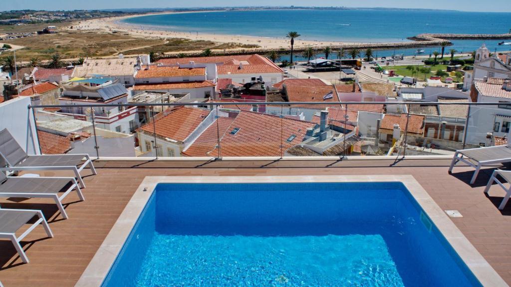 Bazén v ubytování Topcity Hostel & Suites nebo v jeho okolí