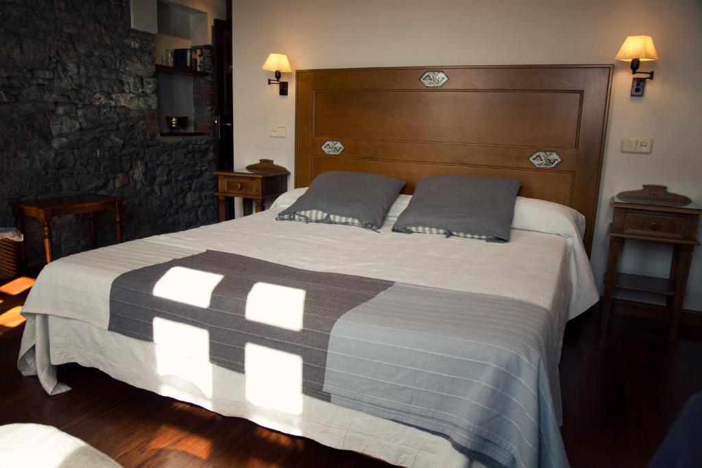 Postel nebo postele na pokoji v ubytování Casa de Aldea La Pumariega