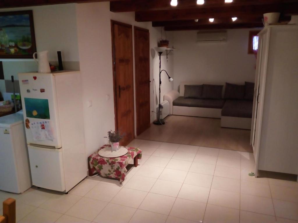 A kitchen or kitchenette at Pécsely apartman