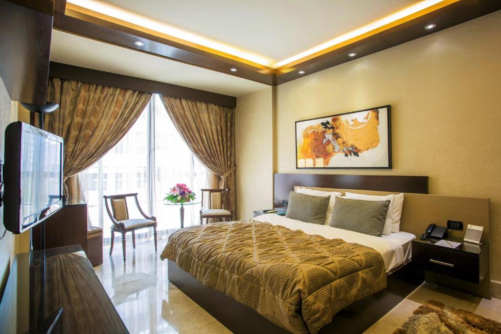 Habitación de hotel con cama y TV en Imperial Suites Hotel, en Beirut