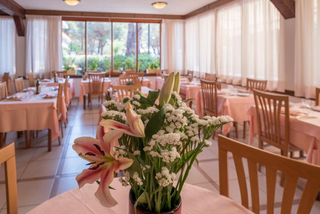 Reštaurácia alebo iné gastronomické zariadenie v ubytovaní Hotel Lilly