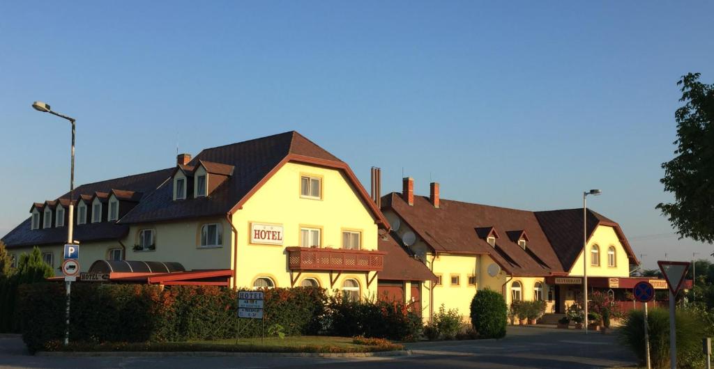 une rangée de maisons avec toits dans une rue dans l'établissement Patyi Étterem és Hotel, à Bögöte