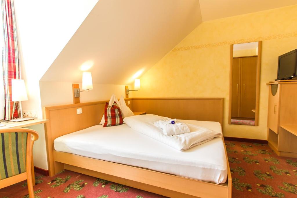 Postel nebo postele na pokoji v ubytování Landhotel Drei Eichen